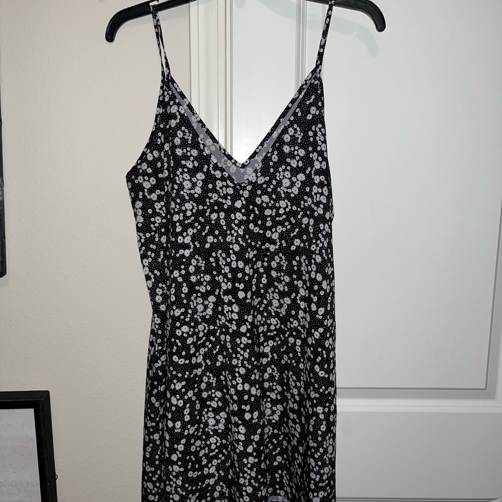 Pretty black-and-white flowery Flowey dress
